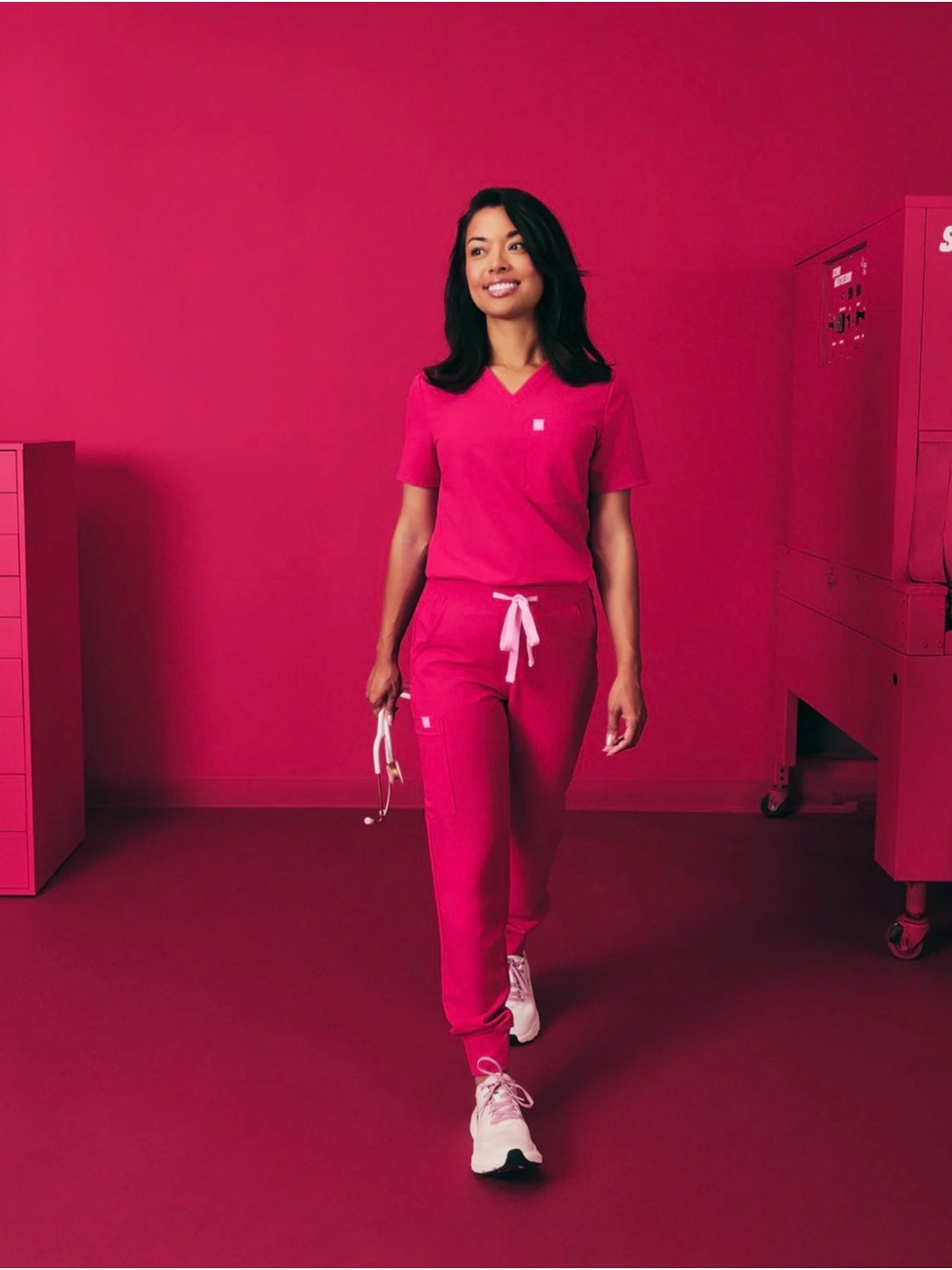 Garde-Malade - Women’s V-Neck Scrub Set Jogger Pants - Hot Pink